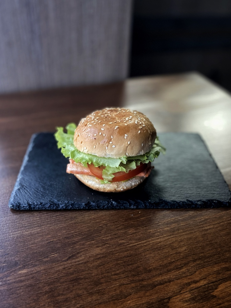 Бургер с опаленным лососем