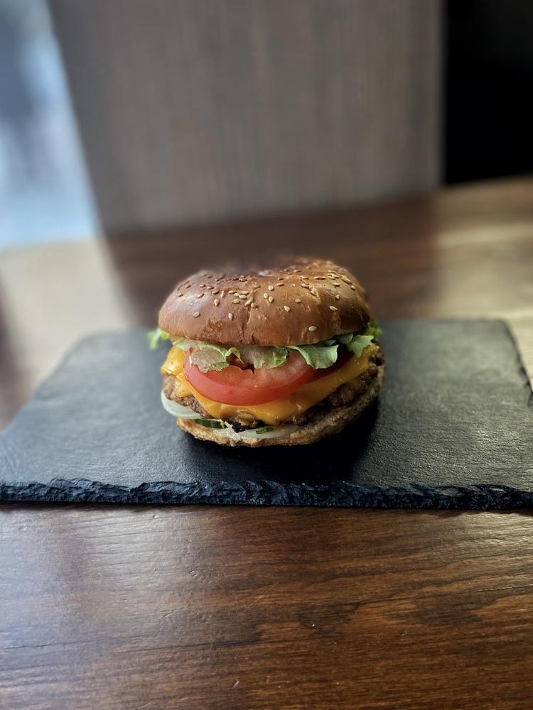 Бургер с фирменной котлетой